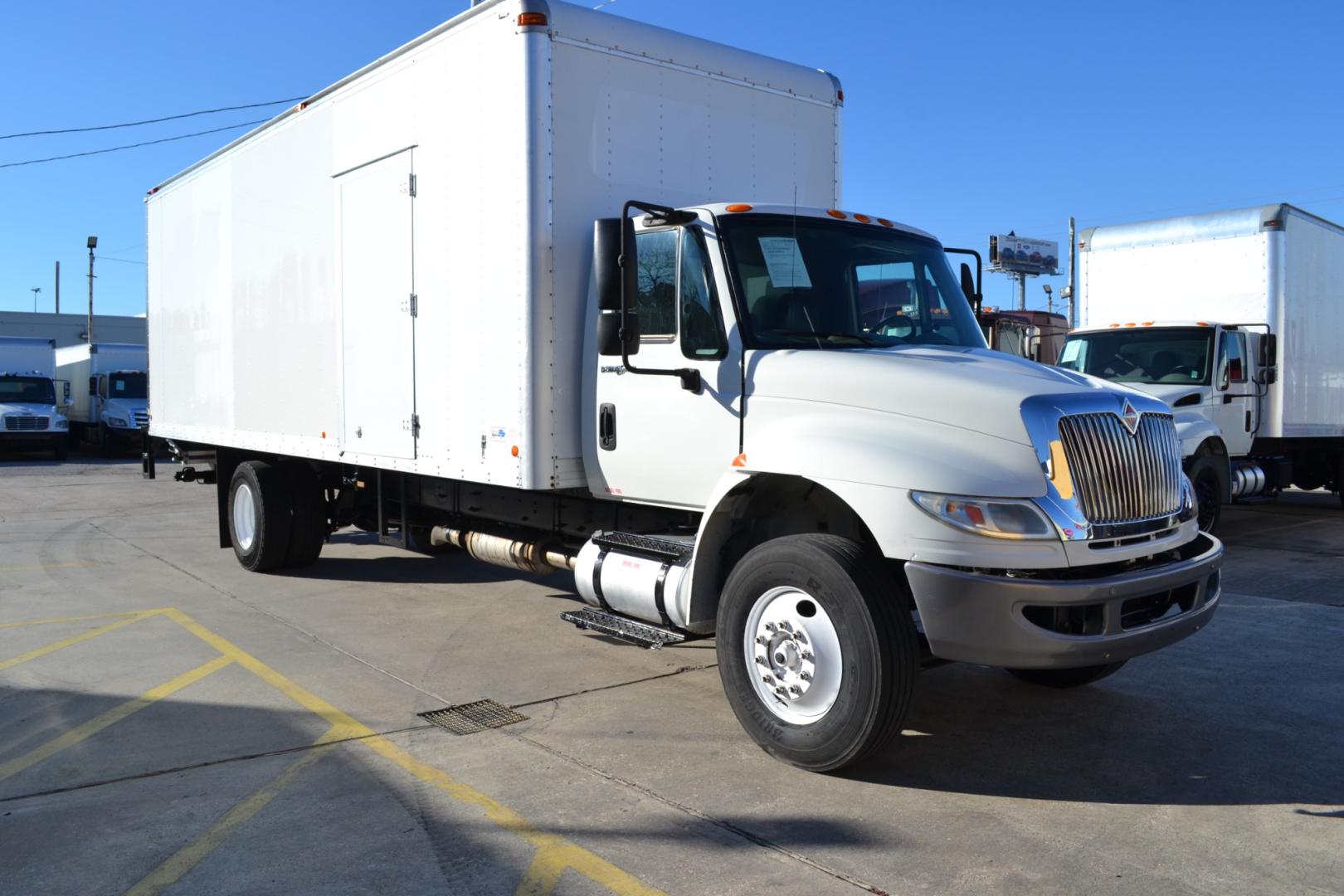 2015 WHITE /GRAY INTERNATIONAL 4300 with an CUMMINS ISB 6.7L 220HP engine, ALLISON 2100HS AUTOMATIC transmission, located at 9172 North Fwy, Houston, TX, 77037, (713) 910-6868, 29.887470, -95.411903 - Photo#2